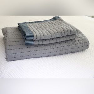 Queen sized bedspread with 2 pillow shams